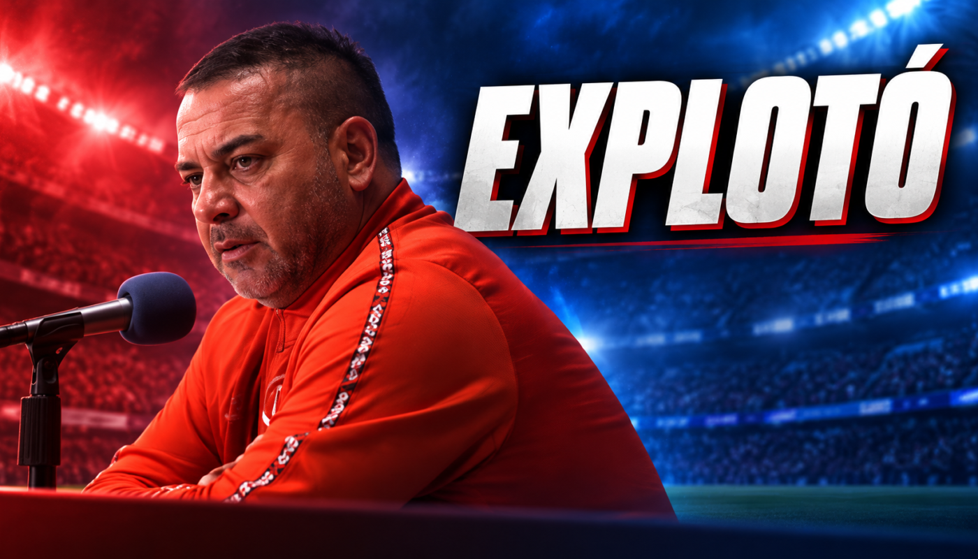 Antonio Mohamed en conferencia con la palabra EXPLOTÓ sobre un fondo de estadio rojo y azul