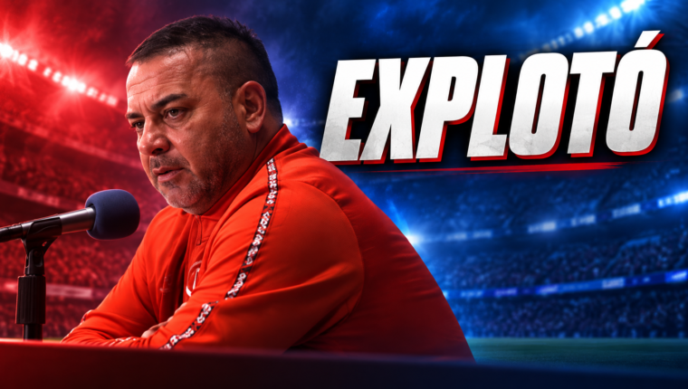 Antonio Mohamed en conferencia con la palabra EXPLOTÓ sobre un fondo de estadio rojo y azul